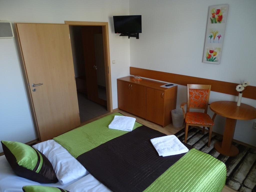 Hotel Rose Břeclav Exteriör bild