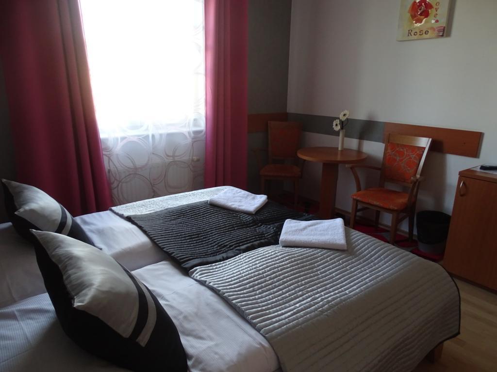 Hotel Rose Břeclav Exteriör bild