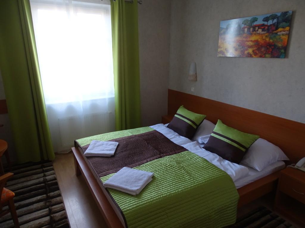 Hotel Rose Břeclav Exteriör bild