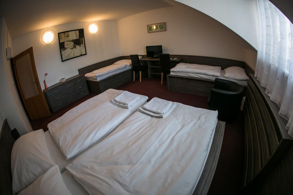 Hotel Rose Břeclav Exteriör bild