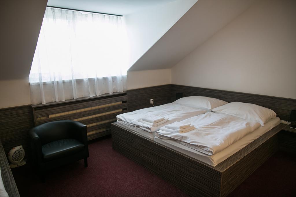 Hotel Rose Břeclav Exteriör bild