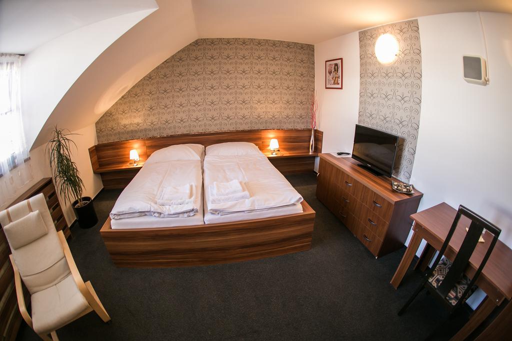 Hotel Rose Břeclav Exteriör bild