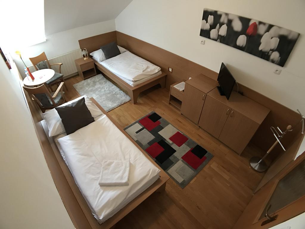 Hotel Rose Břeclav Exteriör bild