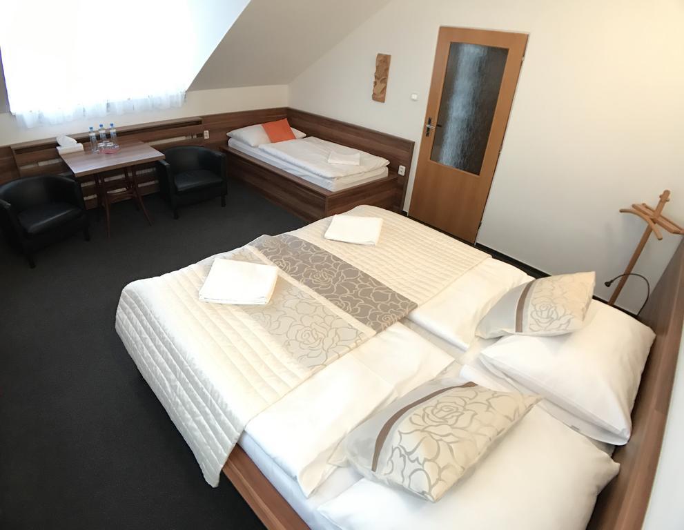 Hotel Rose Břeclav Exteriör bild
