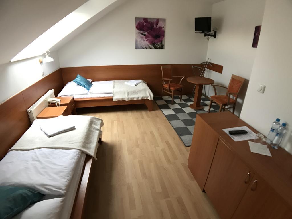Hotel Rose Břeclav Exteriör bild