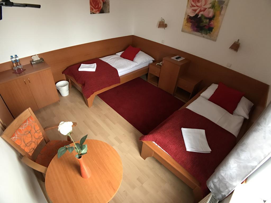 Hotel Rose Břeclav Exteriör bild