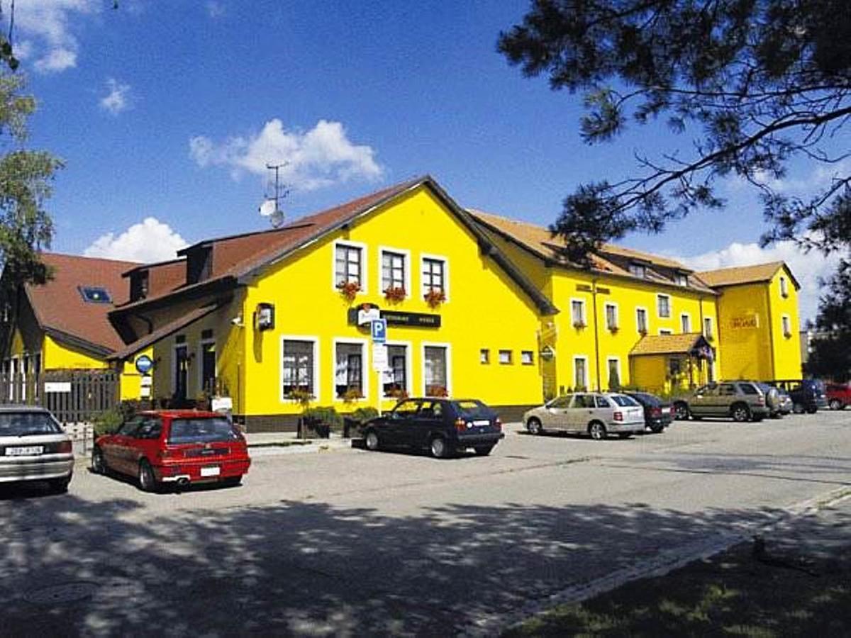 Hotel Rose Břeclav Exteriör bild